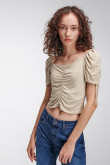 Camiseta sin estampado, manga corta con detalle de túnel y cordón para recogido y elástico en frente.