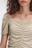 Camiseta sin estampado, manga corta con detalle de túnel y cordón para recogido y elástico en frente.