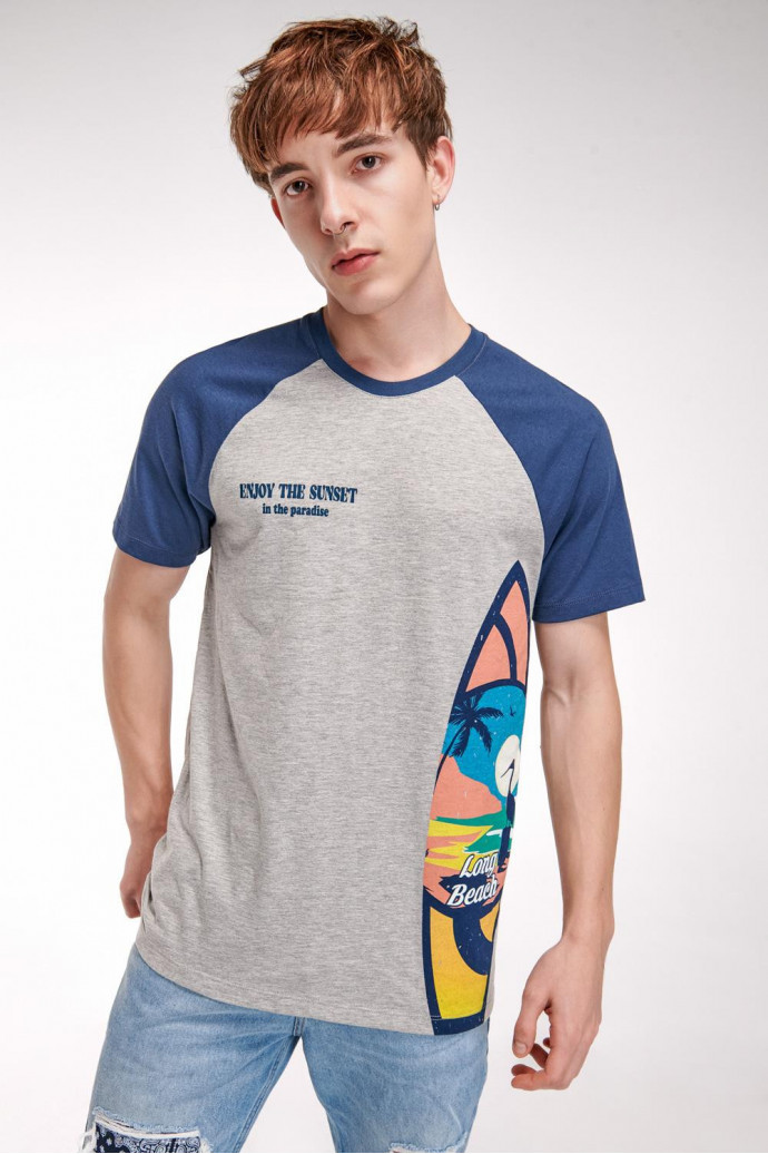 Camiseta, manga ranglan, estampado minimalista en frente.