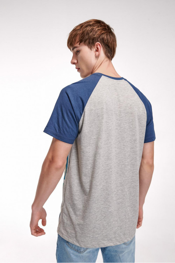 Camiseta, manga ranglan, estampado minimalista en frente.