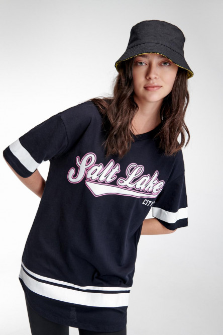 Camiseta manga corta, con cuello en V, estampado en frente y mangas.