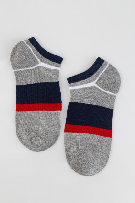 Medias cortas con rayas.