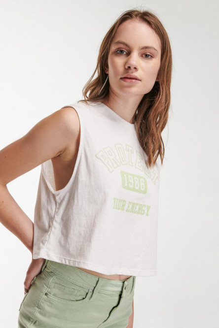 Camiseta sin mangas, cuello redondo y estampado en frente.