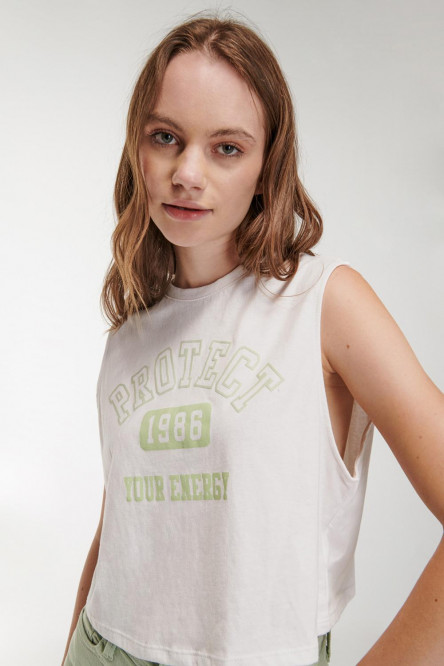 Camiseta sin mangas, cuello redondo y estampado en frente.