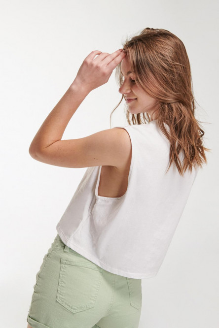 Camiseta sin mangas, cuello redondo y estampado en frente.