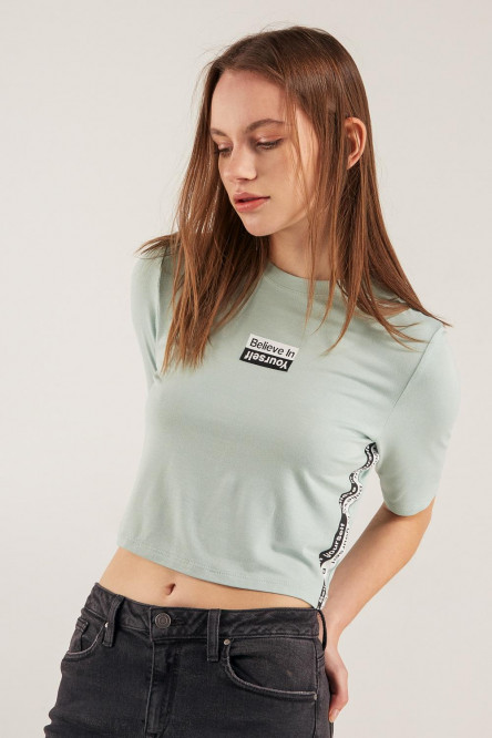 Camiseta fit croptop manga corta, con estampado.