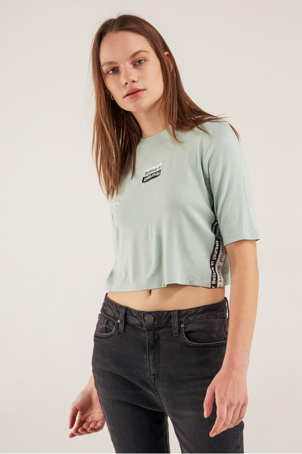 Camiseta fit croptop manga corta, con estampado.