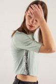 Camiseta fit croptop manga corta, con estampado.
