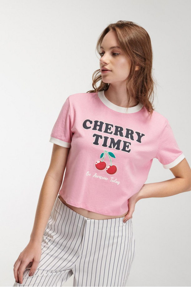 Camiseta crop top, con costuras en contraste y estampado en frente.