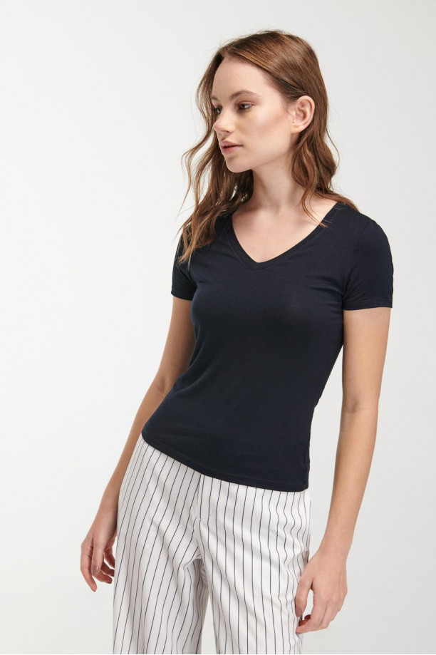 Camiseta básica, manga corta con cuello en V