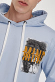 Buzo básico cerrado con capota estampado.