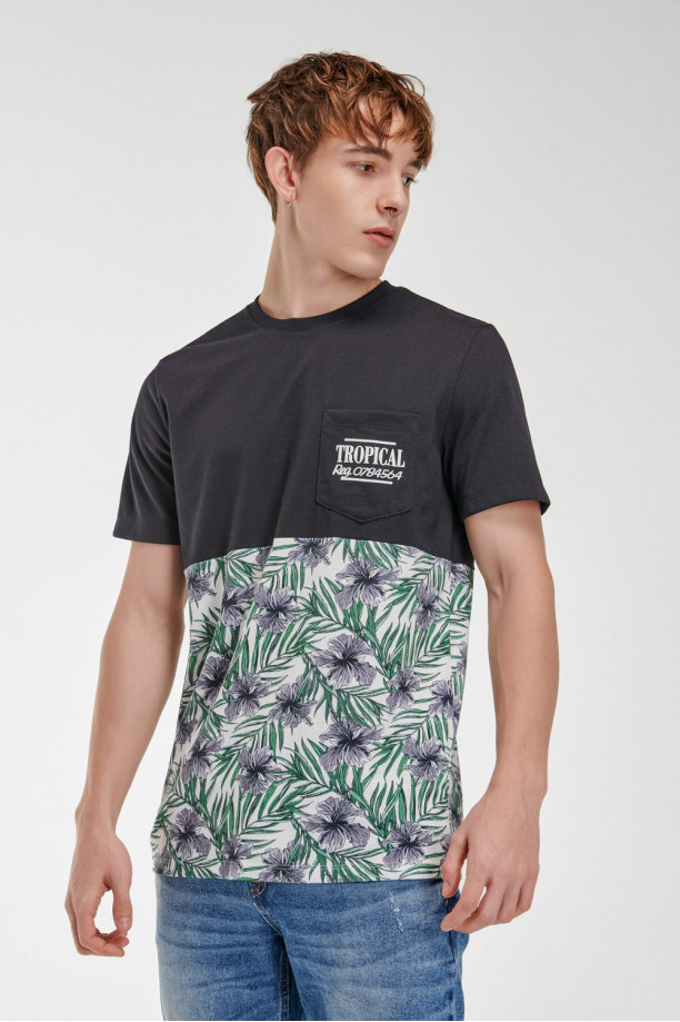 Camiseta cuello redondo, manga corta con bolsillo parche y estampado continuo