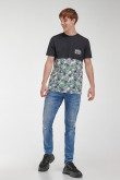 Camiseta cuello redondo, manga corta con bolsillo parche y estampado continuo