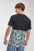 Camiseta cuello redondo, manga corta con bolsillo parche y estampado continuo