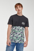 Camiseta cuello redondo, manga corta con bolsillo parche y estampado continuo