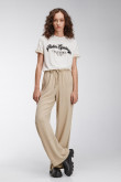 Camiseta crop top, con costuras en contraste con estampado en frente