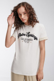 Camiseta crop top, con costuras en contraste con estampado en frente