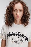 Camiseta crop top, con costuras en contraste con estampado en frente
