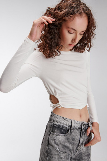 Camiseta sin estampado, manga larga, con cruce detalle de recogido y anudado en costados, ruedo en V
