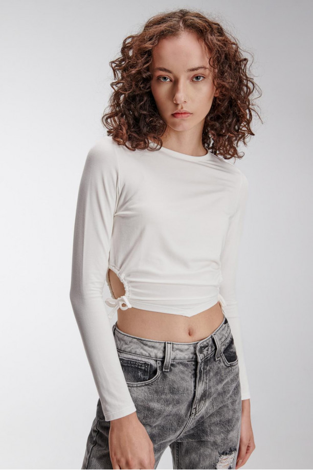Camiseta sin estampado, manga larga, con cruce detalle de recogido y anudado en costados, ruedo en V