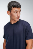 Camiseta básica para hombre manga corta, unicolor, con doble doblez en mangas y abertura lateral dispareja.