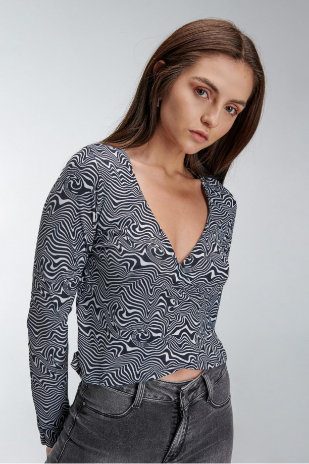 Camiseta manga larga, con amarre en frente.
