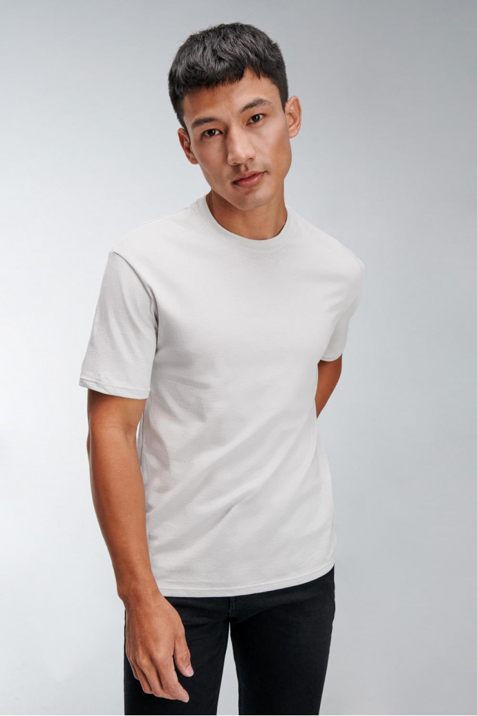 Camiseta básica manga corta unicolor.