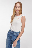 Camiseta sin mangas, escote con cruce en frente y hombro