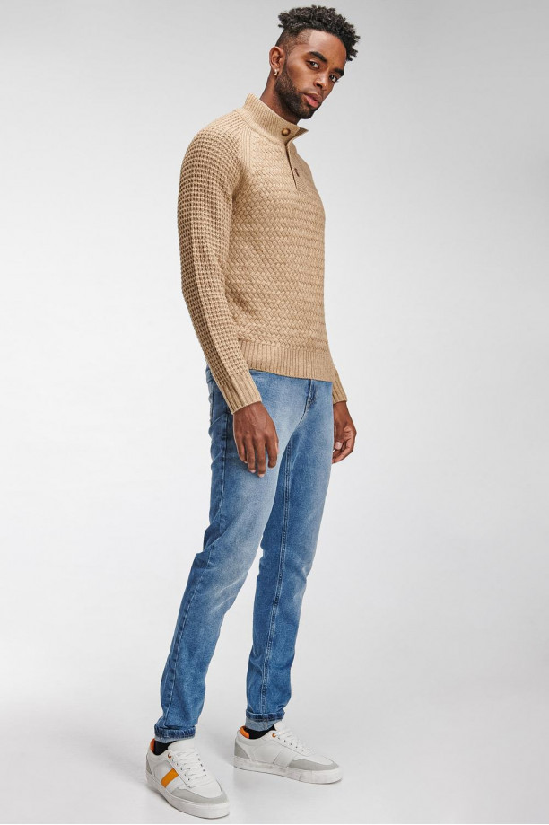 Suéter cuello alto con botones