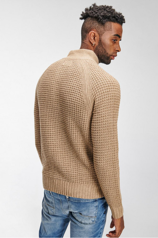 Suéter cuello alto con botones