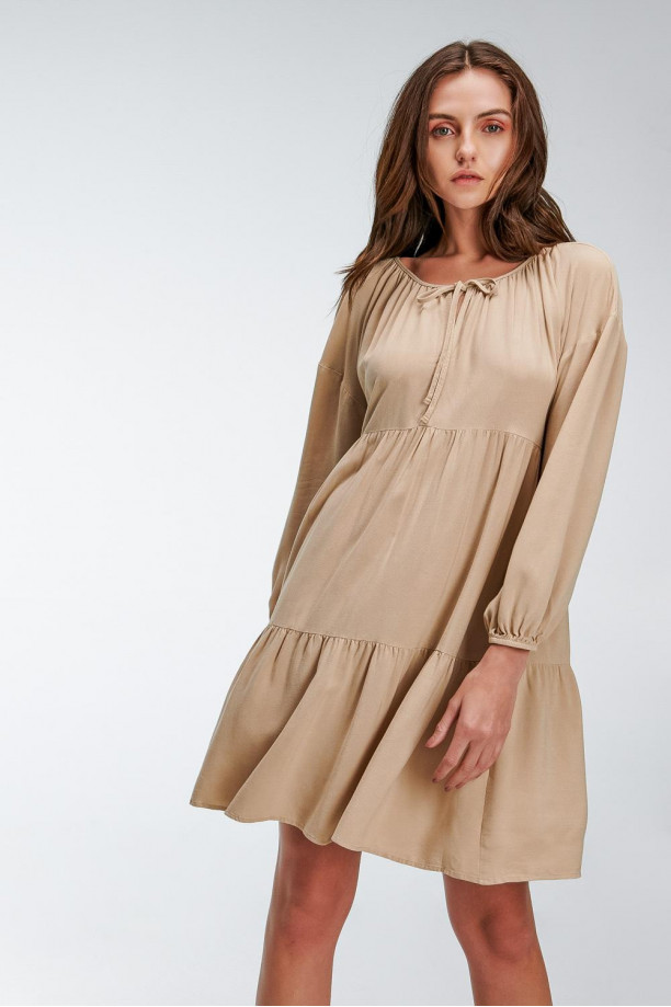 Vestido unicolor con dos capas en la falda con recogido leve.