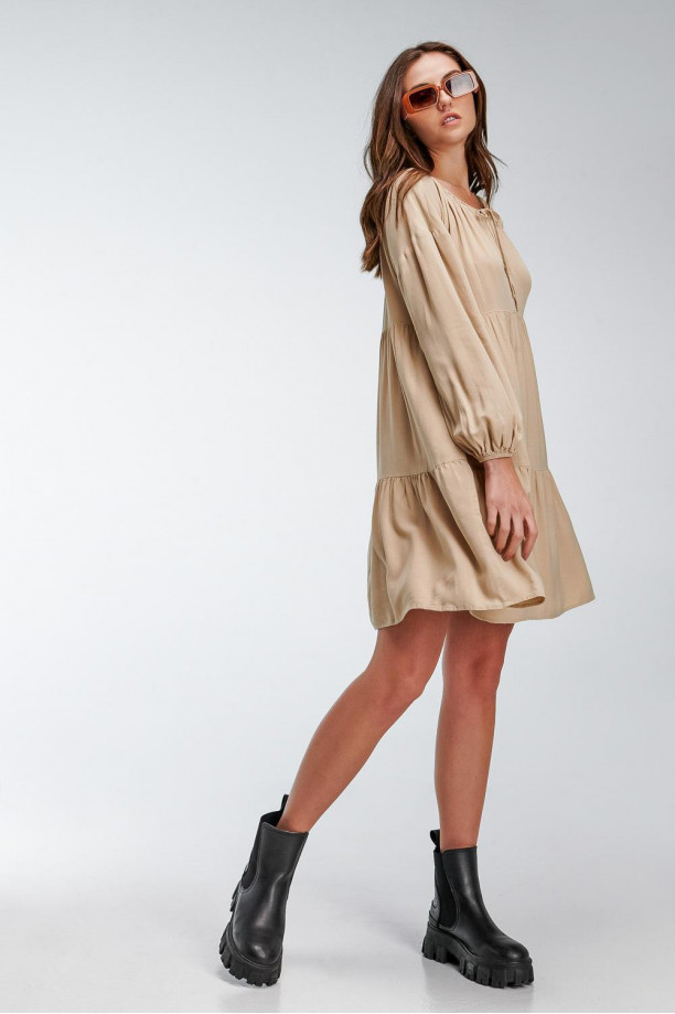 Vestido unicolor con dos capas en la falda con recogido leve.