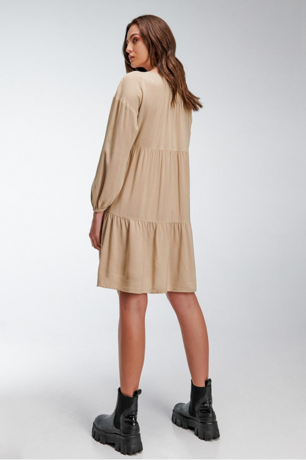 Vestido unicolor con dos capas en la falda con recogido leve.