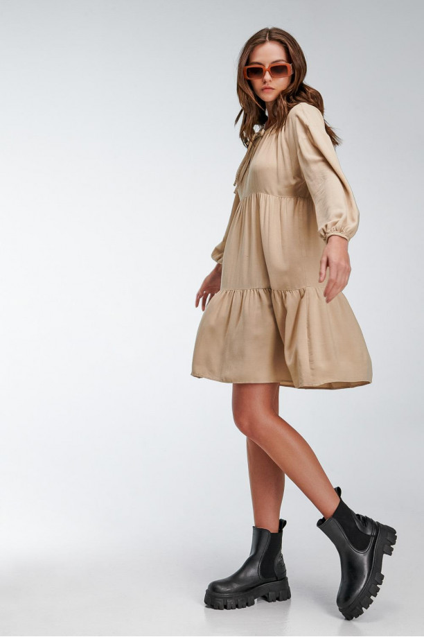 Vestido unicolor con dos capas en la falda con recogido leve.