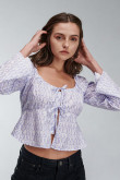 Blusa con cordón para anudar en frentes y corte peplum.