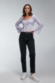 Blusa con cordón para anudar en frentes y corte peplum.