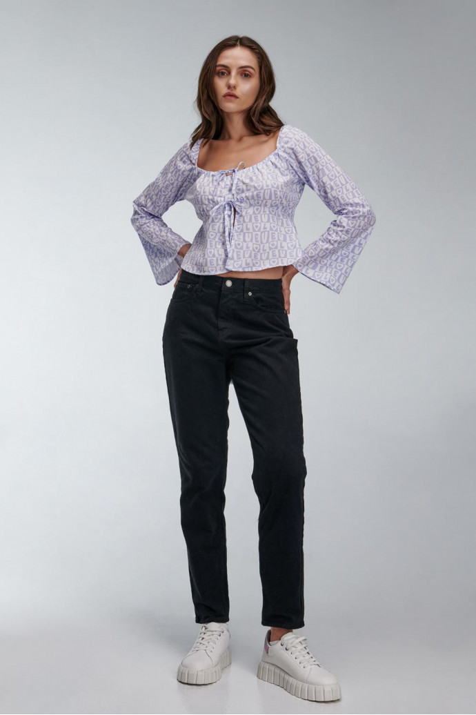 Blusa con cordón para anudar en frentes y corte peplum.