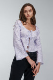 Blusa con cordón para anudar en frentes y corte peplum.