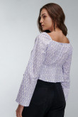 Blusa con cordón para anudar en frentes y corte peplum.