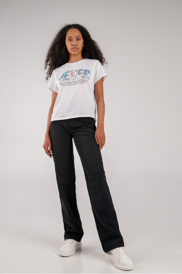 Camiseta básica manga corta estampada.