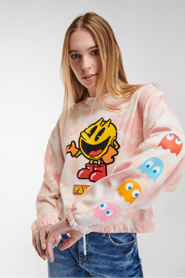 Buzo tie dye cuello redondo, con estampado en frente  y manga de Pacman.