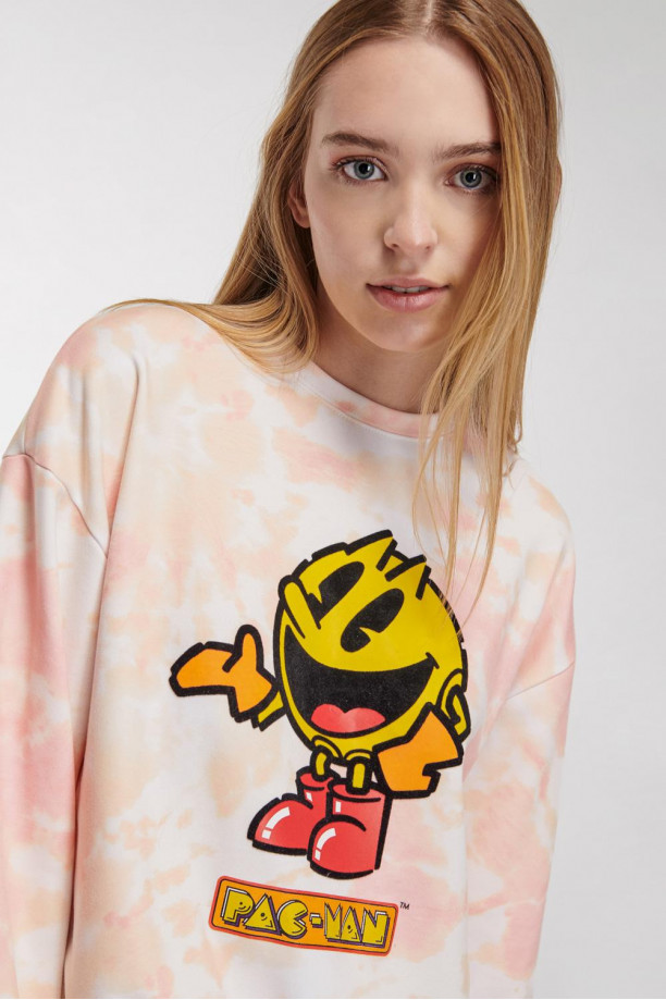 Buzo tie dye cuello redondo, con estampado en frente  y manga de Pacman.