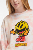 Buzo tie dye cuello redondo, con estampado en frente  y manga de Pacman.