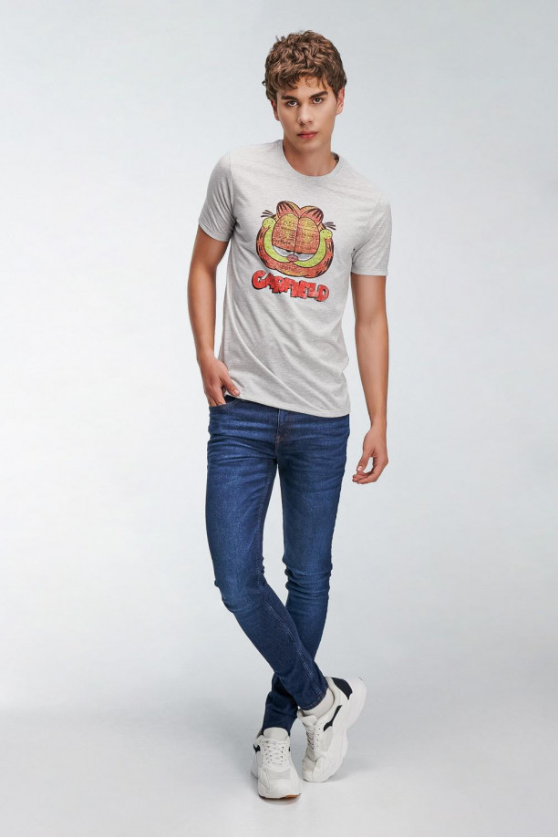 Camiseta manga corta, estampada de Garfield.