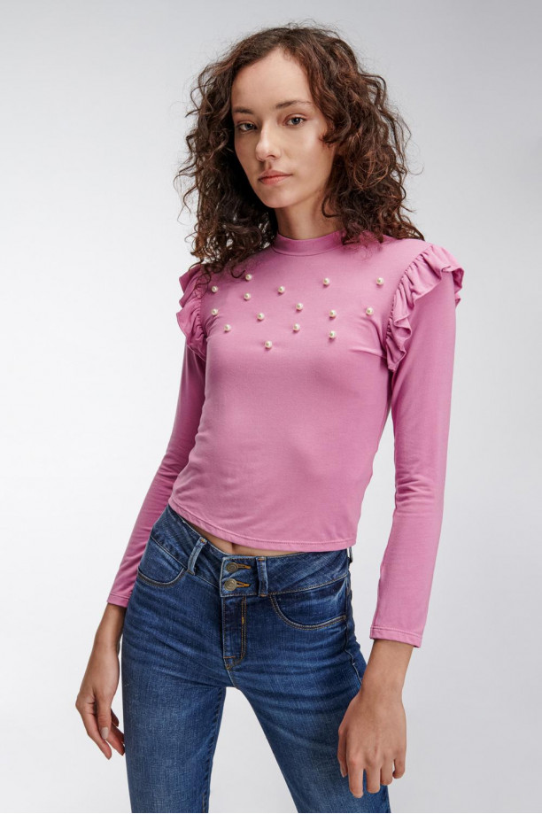Camiseta unicolor, manga larga con cuello alto.