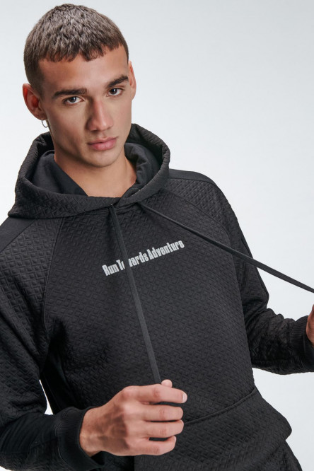 Buzo fit con capota, con estampado en frente.