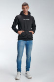 Buzo fit con capota, con estampado en frente.