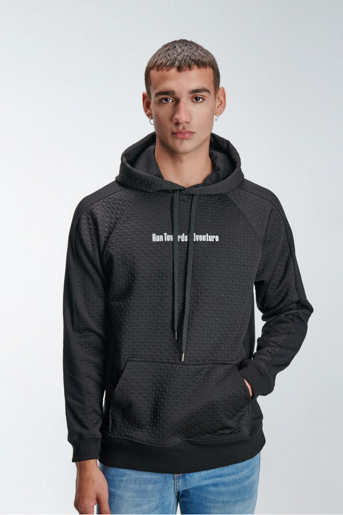 Buzo fit con capota, con estampado en frente.