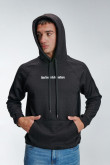 Buzo fit con capota, con estampado en frente.