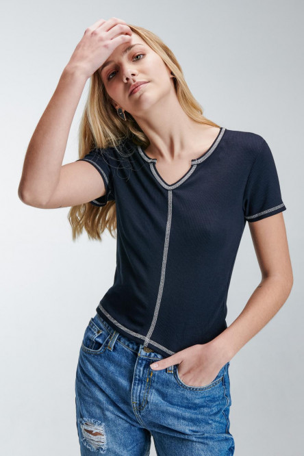 Camiseta crop top, con costuras en contraste unicolor
